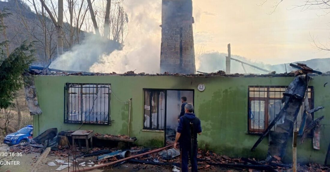 Kocaköy’de İki Katlı Evde Çıkan Yangın Üst Katı Kullanılamaz Hale Getirdi Bartın'ın Amasra ilçesindeki Kocaköy'de 70 yaşındaki Ş.G.'ye ait iki katlı