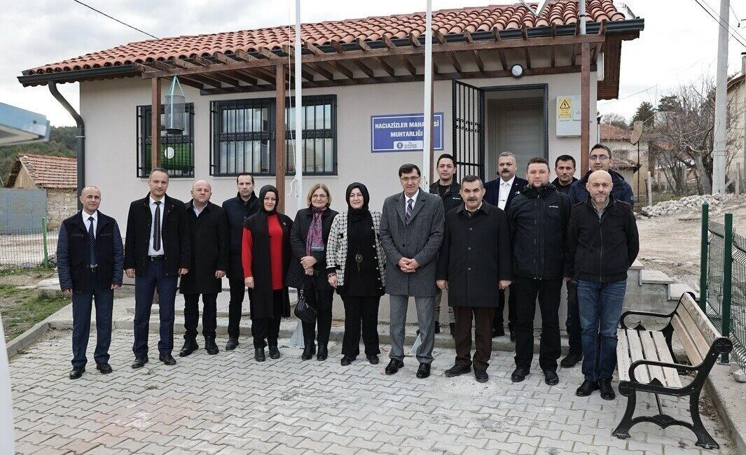 Kütahya Belediye Başkanı, Hacıazizler Mahallesi İhtiyaçlarını Görüşmek İçin Muhtar ile Toplandı Kütahya Belediye Başkanı Eyüp Kahveci, Hacıazizler Mahallesi Muhtarı Fatma Yıldız