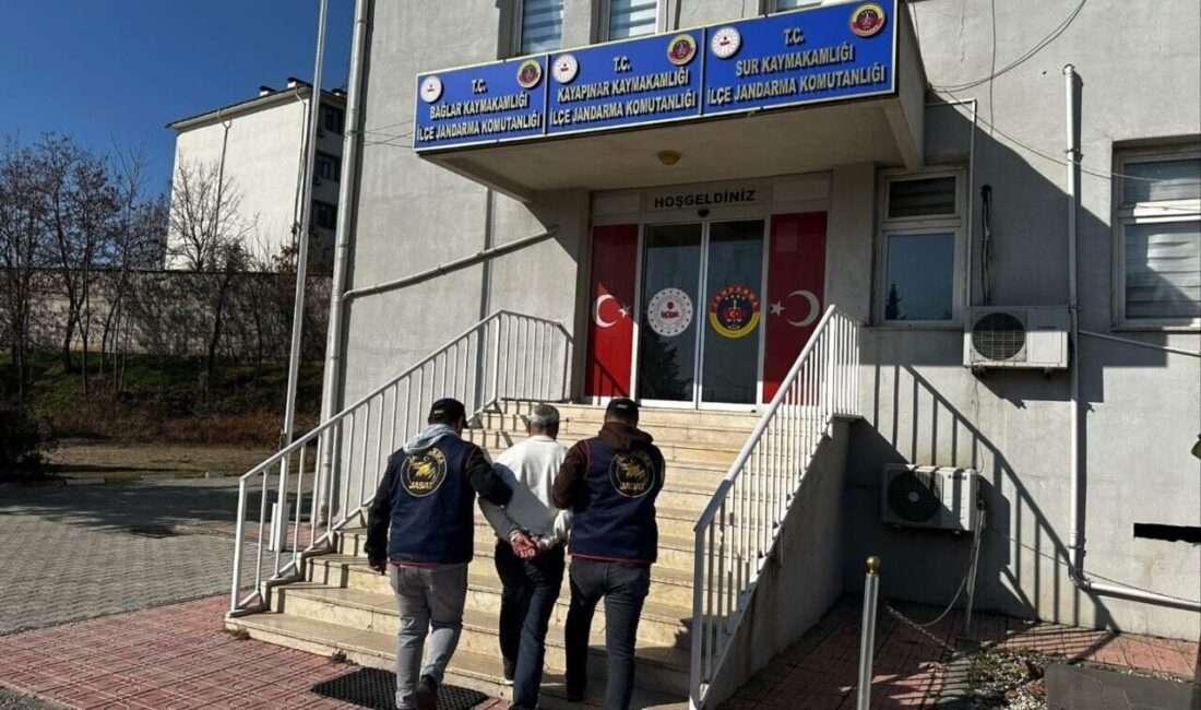 Uyuşturucu ticaretinden 15 yıl hapsi bulunan şahıs Diyarbakır’da yakalandı. Diyarbakır'da, uyuşturucu ticaretiyle 15 yıl hapis cezası bulunan A.K. yakalandı.