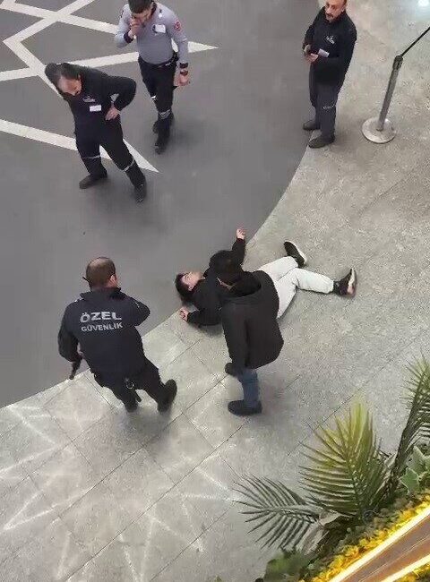 Erzurum’da AVM’nin üst katından düşen genç adam ağır yaralandı Erzurum'da Cumhuriyet Caddesi'ndeki Serra City AVM'nin dördüncü katından düşen bir