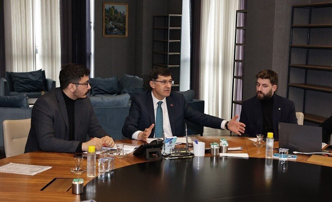 Kütahya’da Estetik ve Güvenli Yapılaşma İçin İş Birliği Toplantısı Yapıldı Kütahya Belediye Başkanı Eyüp Kahveci, TMMOB Mimarlar ve İnşaat Mühendisleri