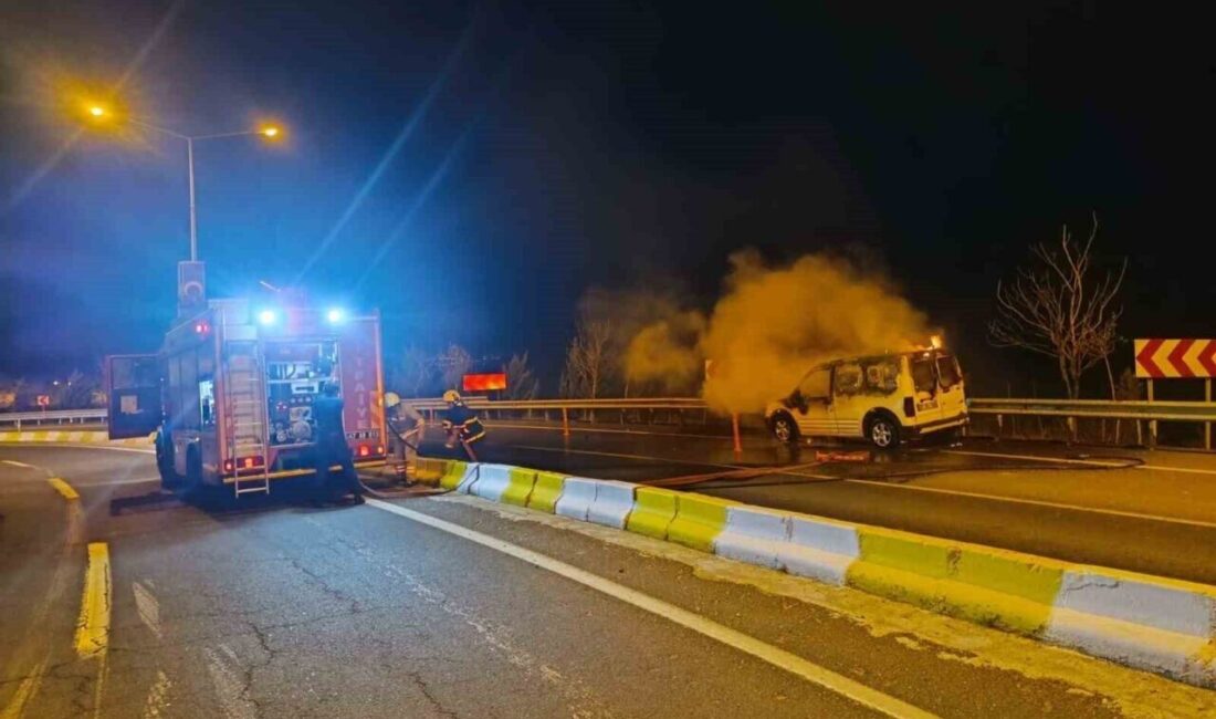 Mardin’de Seyir Halindeki Ticari Araçta Yangın Çıktı, Maddi Hasar Meydana Geldi Mardin’in Artuklu ilçesinde bir hafif ticari araç, gece saatlerinde seyir