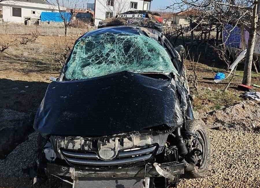 Kozaklı’da Otomobil Takla Attı, Sürücü Hayatını Kaybetti Nevşehir’in Kozaklı ilçesinde meydana gelen kazada, sınıf öğretmeni Mehmet Mustafa