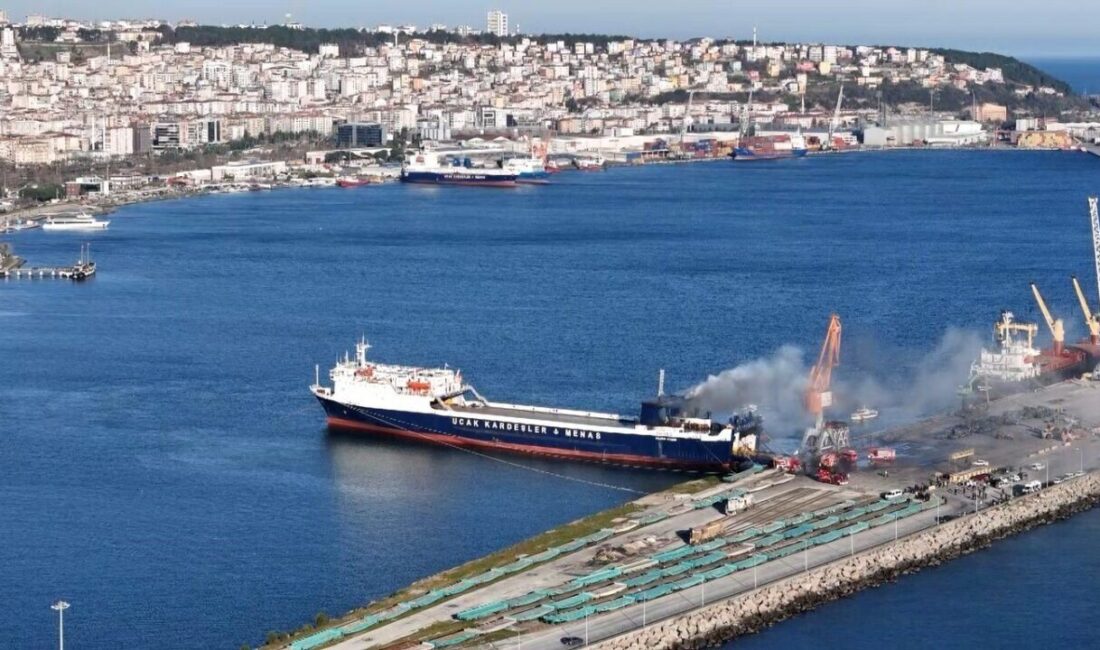 Samsun Limanı’ndaki kuru yük gemisinde yangın başarılı bir şekilde söndürüldü. Samsun Limanı'ndaki Uçak Kardeşler-Menas isimli gemide çıkan yangına, römorkörler ve
