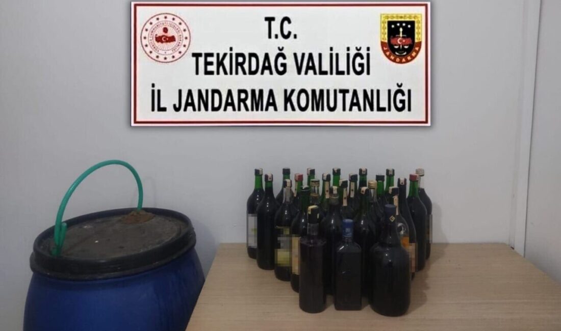 Tekirdağ’da Jandarma Ekipleri, Saray’da Bir Evde 100 Litre El Yapımı Şarap Buldu Tekirdağ'ında Jandarma, Saray ilçesindeki A.İ.'nin evinde gerçekleştirdiği operasyonda 100 litre