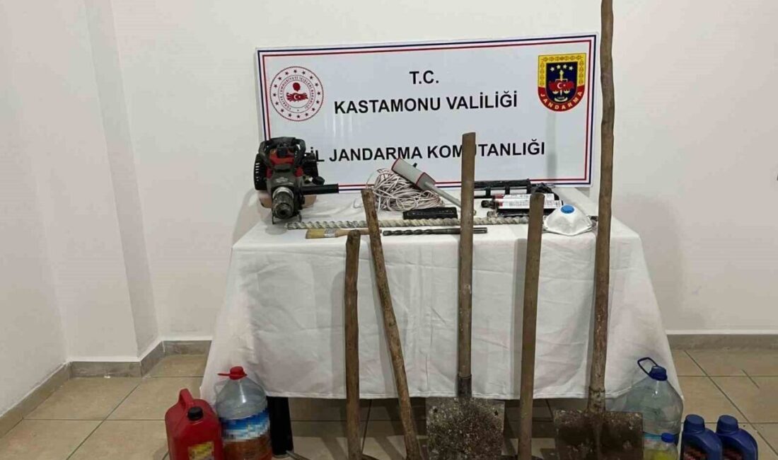 Tosya’da Define Avına Çıkan 5 Kişi Jandarma Tarafından Yakalandı Kastamonu'nun Tosya ilçesinde define ararken yakalanan H.P., E.A., İ.A., A.F.Y.