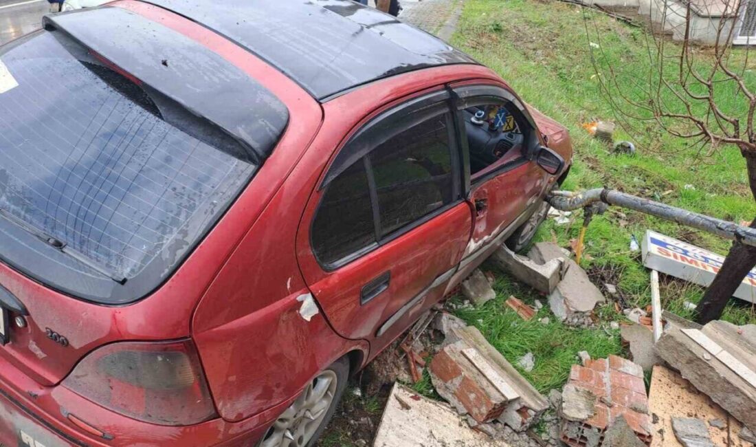 Balıkesir’de Yağmur Sonrası Kaygan Yolda Araç Kaza Yaptı, Doğal Gaz Kutusuna Çarptı Balıkesir'de Cihat Bilgehan Caddesi'nde sürücünün kaygan yolda direksiyon kontrolünü kaybetmesiyle