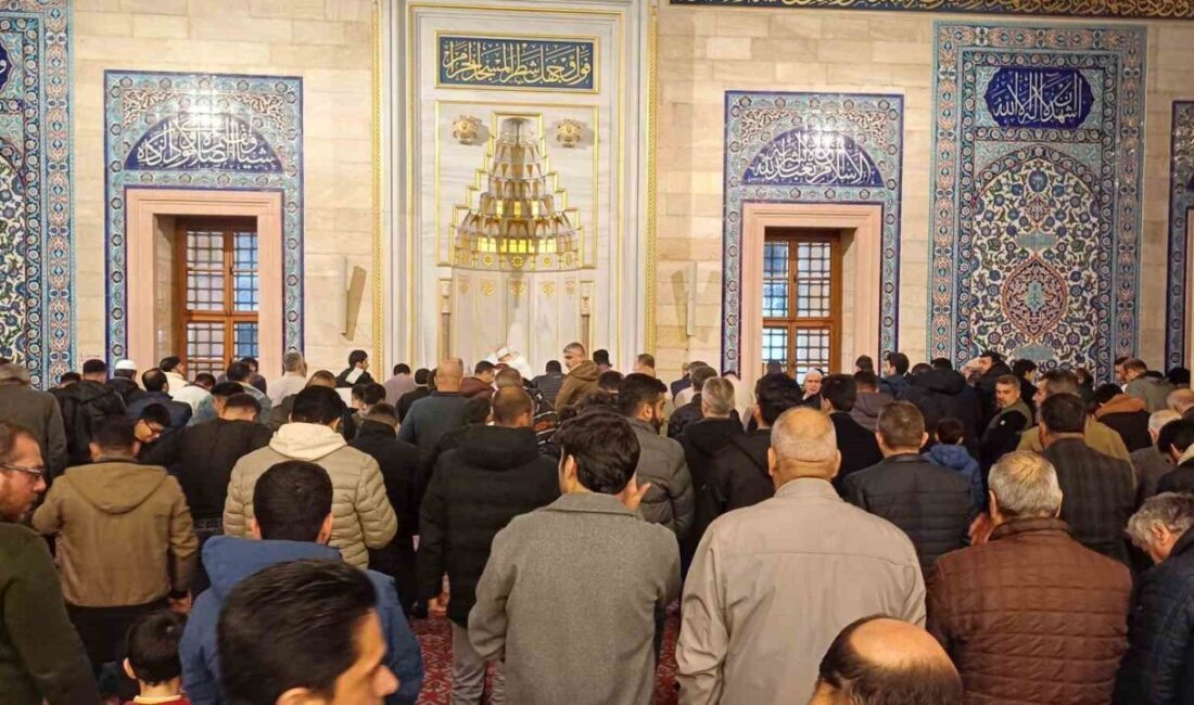 Adana’da Ramazan’ın İlk Teravih Namazı Coşkuyla Kılındı Adana'nın Merkez Camisi'nde Ramazan ayının ilk teravih namazı kılındı. Vatandaşlardan