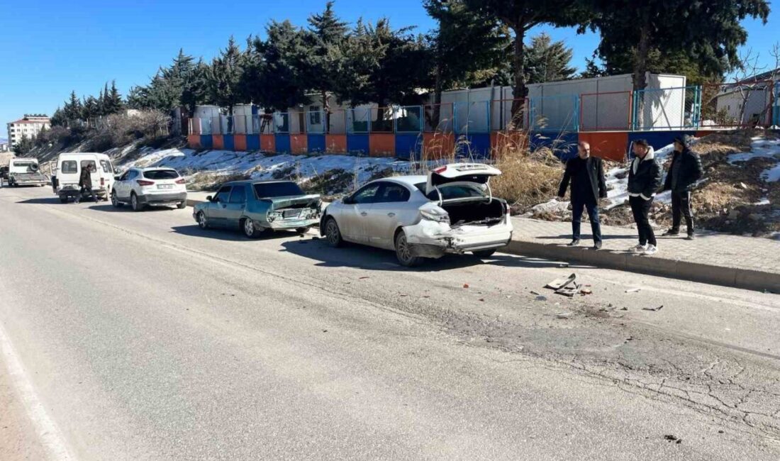 Besni’de Zincirleme Trafik Kazası: 1 Yaralı! Adıyaman'ın Besni ilçesinde üç aracın karıştığı kazada Umut E. yaralandı.