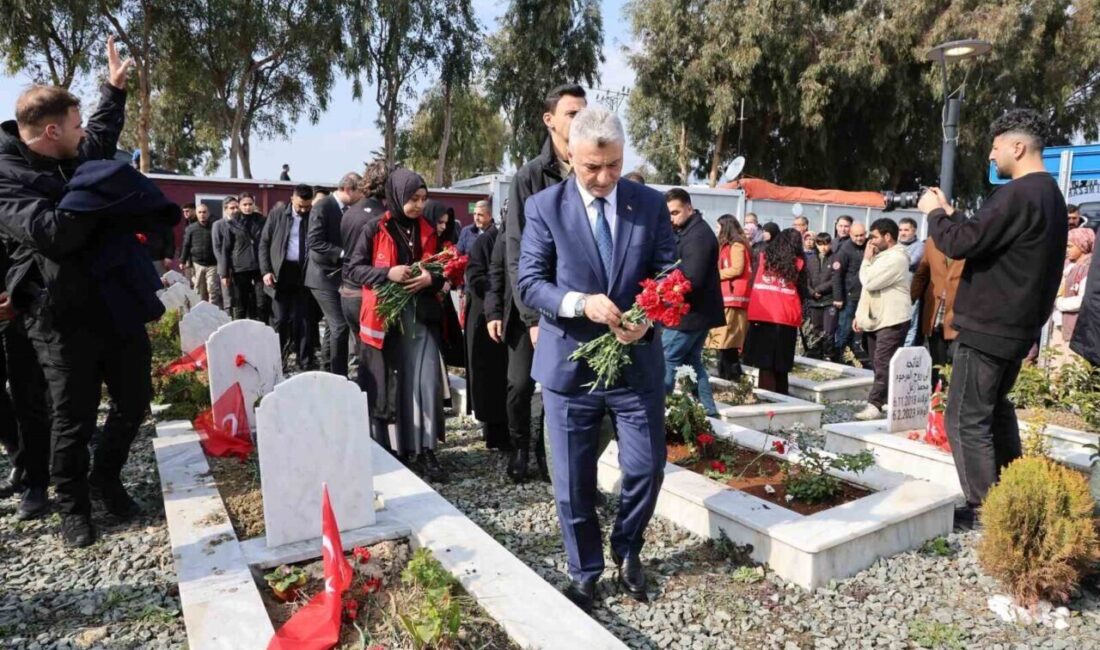 Bakanlar, Hatay’da Deprem Şehitliğini Ziyaret Ederek Acıları Paylaştı Hatay'da, 6 Şubat 2023'teki depremde hayatını kaybedenlerin anısına düzenlenen ziyarette