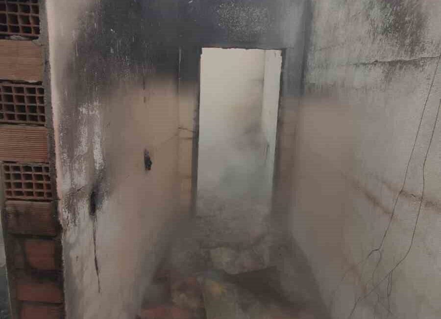 Amasra’da tek katlı evin çatısında yangın çıktı, itfaiye ekipleri müdahale etti. Bartın'ın Amasra ilçesindeki Şükürler köyünde bir tek katlı evin çatısında