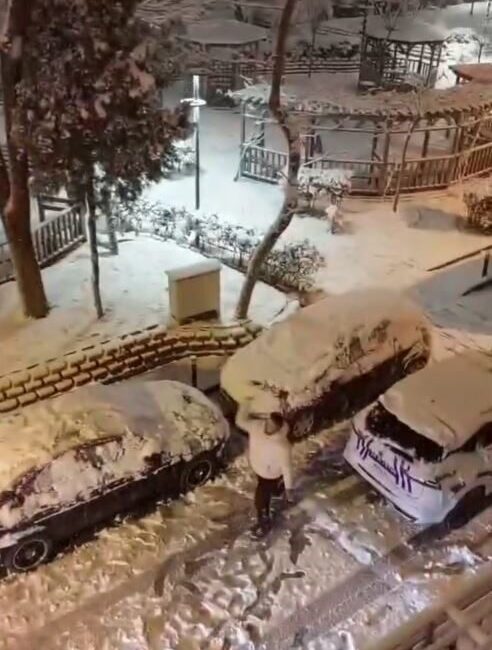 Bayrampaşa’da kar yağışında yolda kalan polis aracına vatandaşlardan yardım, sonra kartopu eğlencesi İstanbul Bayrampaşa'da etkili olan kar yağışında, yolda kalan polis aracını