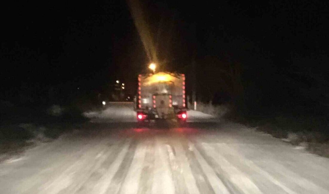 Bilecik’te Belediye Çalışanları, Kar Yağışı ve Don Tehditine Karşı Gece Boyu Hazır Bekledi Bilecik Belediyesi, muhtemel don ve kar yağışına karşı önlem aldı.