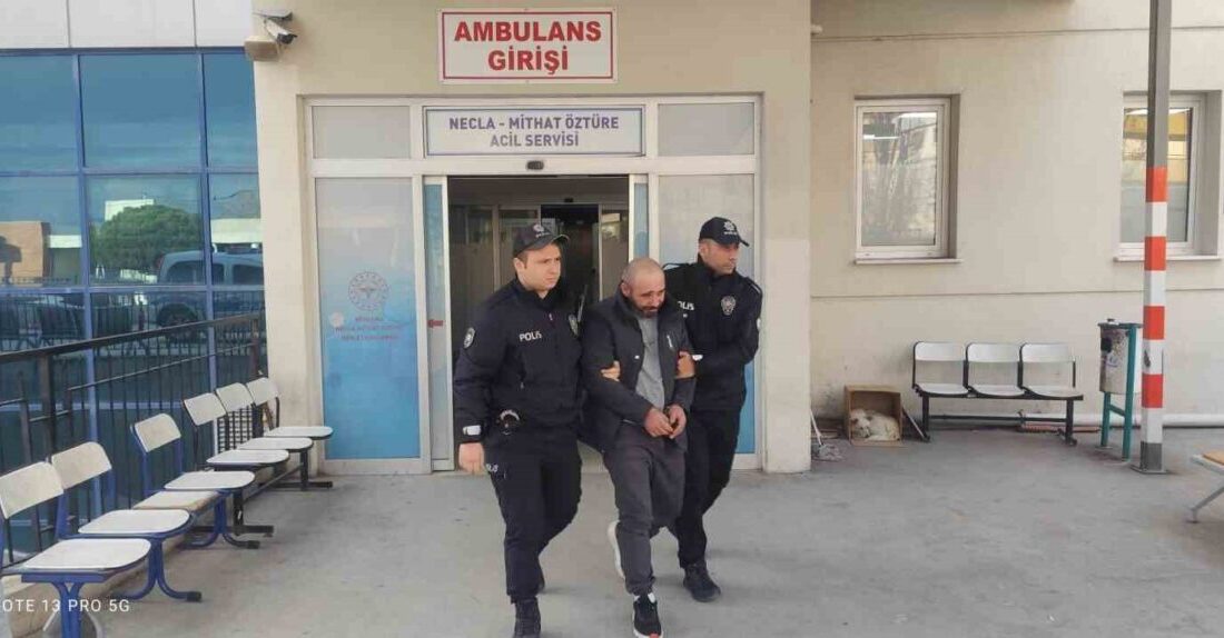 Bergama’da Uyuşturucu Ticareti Yapan Şüpheli Polis Tarafından Yakalandı İzmir'in Bergama ilçesinde, E.E. isimli uyuşturucu şüphelisi, polis operasyonuyla üç