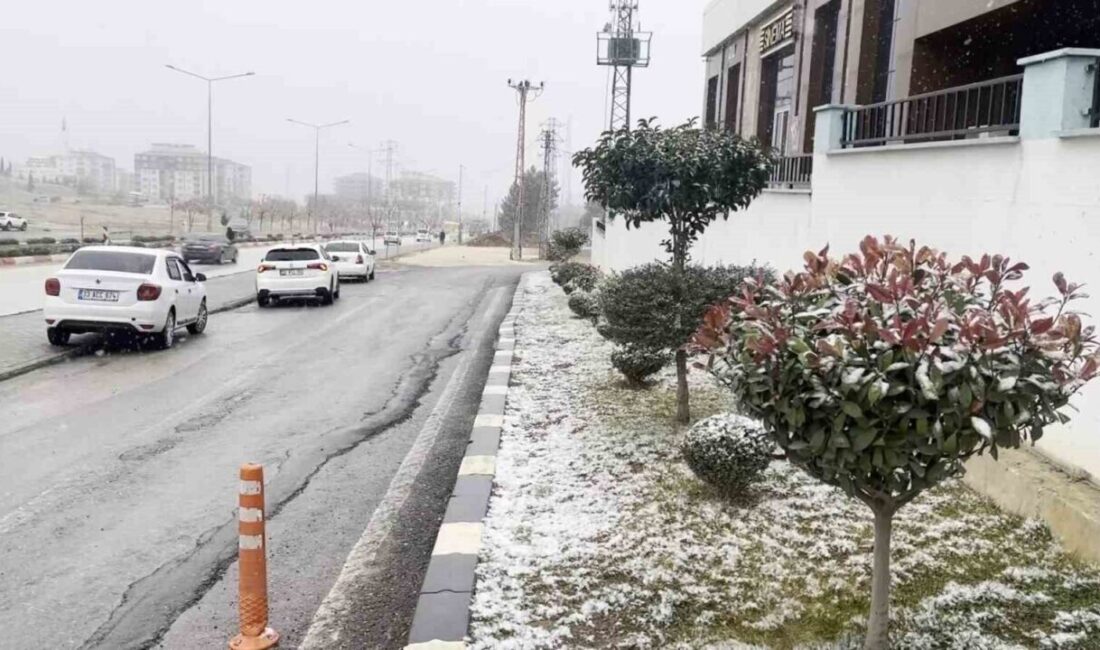 Besni’de uzun süren bekleyiş sona erdi, kar yağışı sabah saatlerinde başladı! Adıyaman’ın Besni ilçesinde, sabah saatlerinde kar yağışı başladı. Meteoroloji, sıcaklıkların