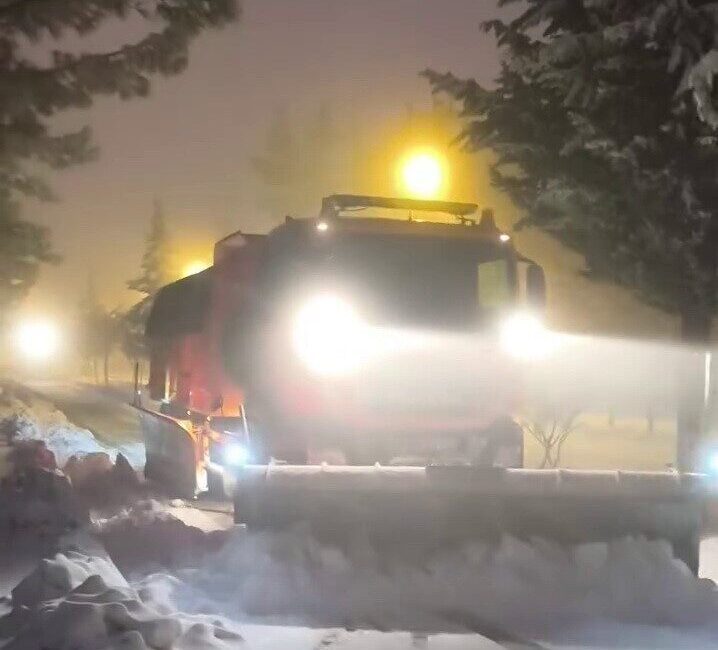 Besni’de Kar Yağışı Sebebiyle Ekipler 24 Saat Teyakkuzda, Eğitime Ara Verildi Adıyaman'ın Besni ilçesinde gece saatlerinde etkisini artıran kar yağışı nedeniyle