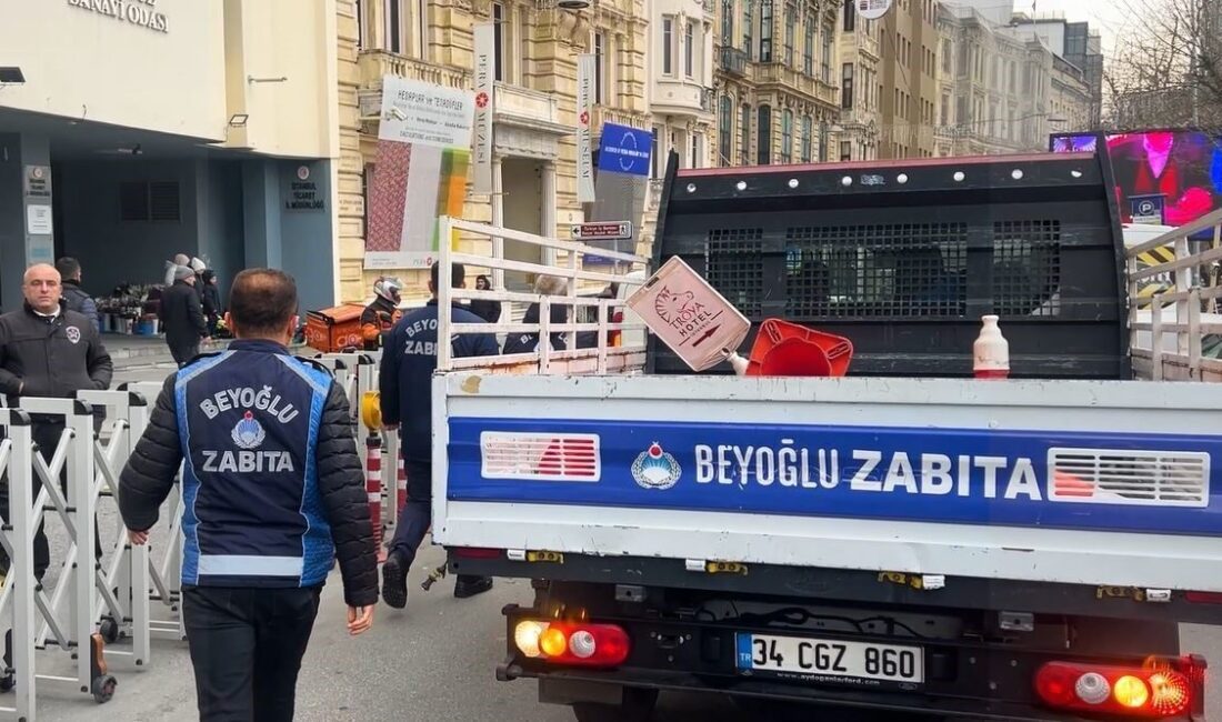 Beyoğlu’nda Zabıta Ekipleri İşgal Olan Kaldırımlarda Düzenleme Yaptı Beyoğlu Belediyesi Zabıta Müdürlüğü, esnafın kaldırımlara bıraktığı duba, reklam panoları,