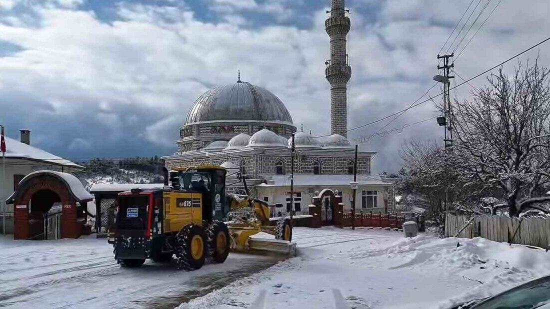 Bilecik’te Kar Yağışı Sonrası Tuzlama Çalışmaları Hız Kesmeden Devam Ediyor Bilecik'te kar yağışının ardından İl Özel İdaresi, 78 personel ve