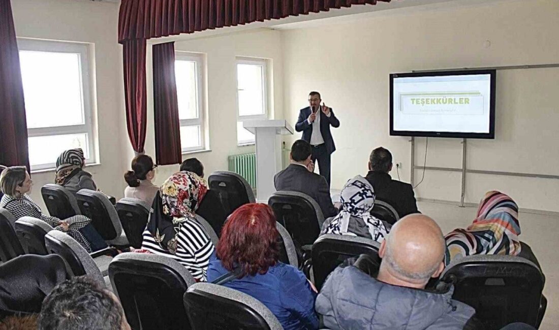 Bilecik’te Veli Akademisi Konferansı Gerçekleştirildi Bilecik'te düzenlenen "BİL-EN Veli Akademisi" toplantısında, Kaymakam Abdüssamed Kılıç ve