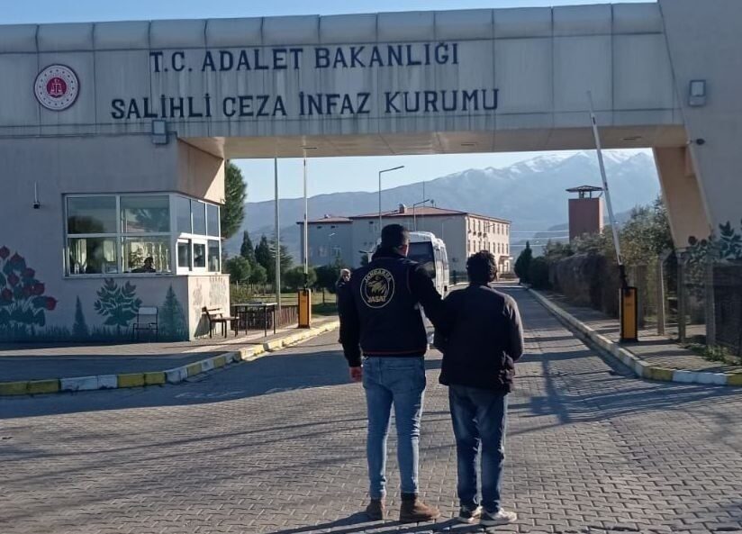 Manisa’da Çocuğa Cinsel İstismar Suçundan 20 Yıl Hapis Cezası Alan Şahıs Yakalandı Manisa'nın Alaşehir ilçesinde, çocuğa cinsel istismar suçundan 20 yıl hapis