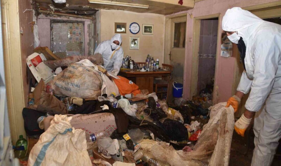 Kötü Kokular Üzerine Çalışma Yapan Zabıta Ekipleri, Çöp Evi Temizleyerek Mahalleyi Rahatlattı Yenişehir Belediyesi Zabıta Ekipleri, Yeni Mahalle Dere Sokak'ta bir evden
