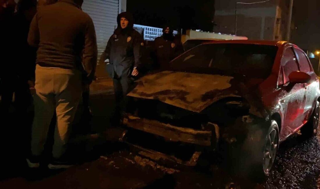 Tekirdağ Çorlu’da seyir halindeki aracın motoru alev aldı, itfaiye müdahale etti. Tekirdağ Çorlu'da T.Ç. yönetimindeki bir otomobil seyir halindeyken motorunda yangın