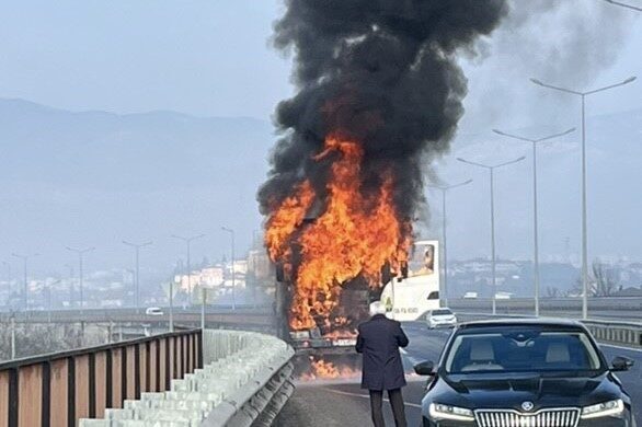 Düzce’de Fren Balatalarından Yangın Çıkan Damperli Kamyon Alev Alev Yandı Düzce'de fren balatalarından çıkan yangın, 06 FS 434 plakalı damperli