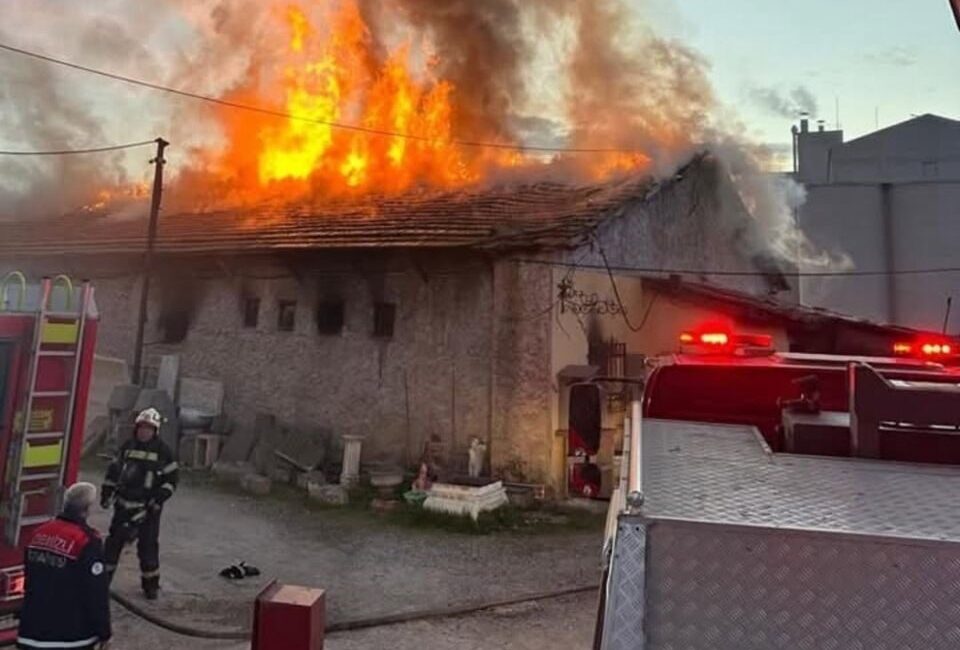 Denizli’de Alçı ve Mermer İmalathanesinde Çıkan Yangın İş Yerini Küle Çevirdi Denizli'nin Pamukkale ilçesindeki alçı ve mermer imalathanesinde sabah saatlerinde meydana