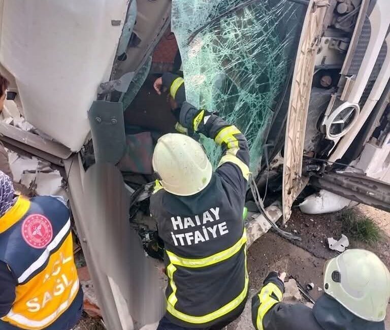 Hatay’da devrilen demir yüklü kamyondaki sürücü yaralandı Hatay'ın Belen ilçesinde kontrolden çıkarak devrilen demir yüklü kamyonun sürücüsü