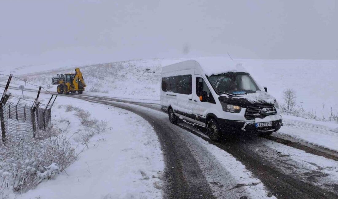 Silvan’da Kar Yağışı Nedeniyle Mahsur Kalan Öğretmen Servisi Kurtarıldı Diyarbakır'ın Silvan ilçesinde etkili kar yağışı nedeniyle mahsur kalan öğretmen