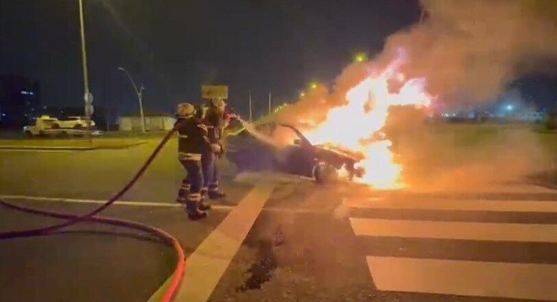 Diyarbakır Kayapınar’da seyir halinde bir araç alev alev yandı Diyarbakır'ın Kayapınar ilçesinde seyir halindeki bir otomobil alev aldı. Sürücü