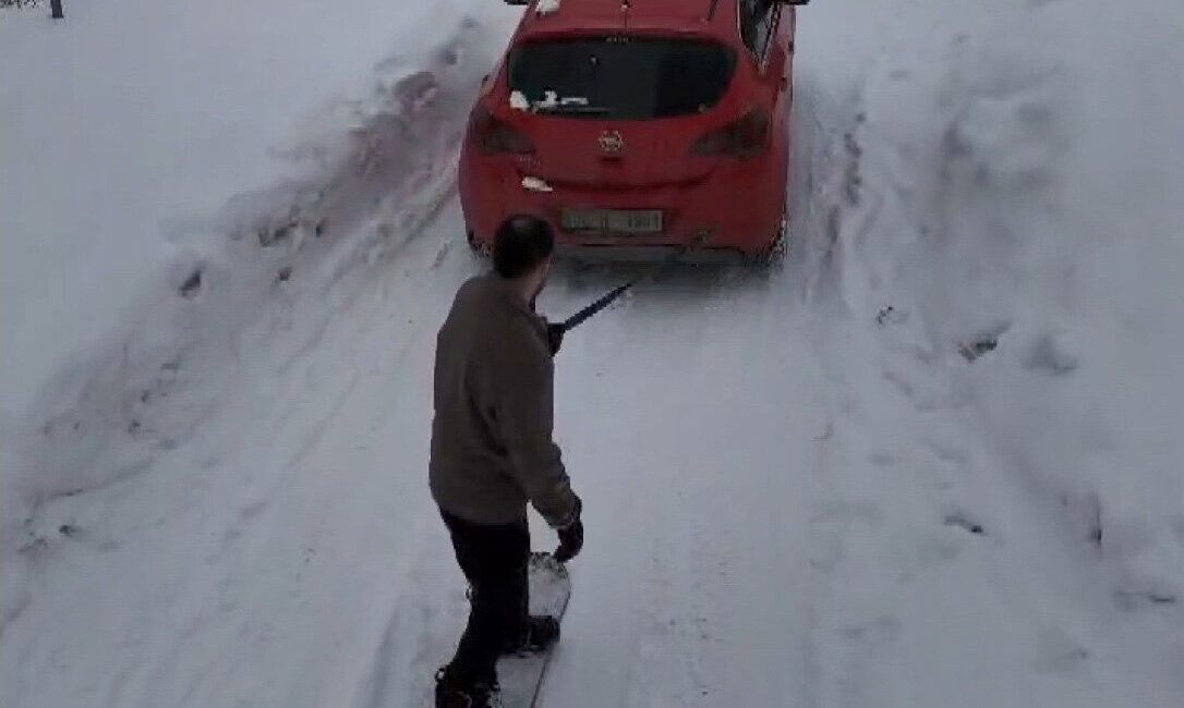 Çamaş’ta Kar Yağışı Ardından Doktorun Eğlenceli Snowboard Anları Dron ile Kaydedildi Ordu’nun Çamaş ilçesinde doktor Tahir Süre, yoğun kar yağışında sokaklarda