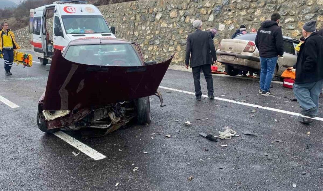 Domaniç’te İki Araç Çarpıştı, 3 Kişi Yaralandı Kütahya'nın Domaniç ilçesinde iki otomobilin çarpışması sonucunda R.U. (52), R.Y.