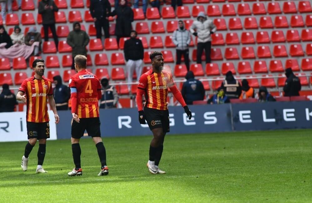 Kayserispor’un Nazon’u, Göztepe karşısında attığı golle 5. kez fileleri buldu Kayserispor'un Haiti asıllı forvet oyuncusu Duckens Nazon, Süper Lig'deki 5.