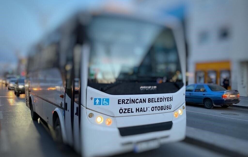 Erzincan’da toplu taşıma ücretlerine yeni zam uygulanmaya başlandı Erzincan'da toplu taşıma ücretleri artırıldı. Yeni tarifeye göre, öğrenciler için