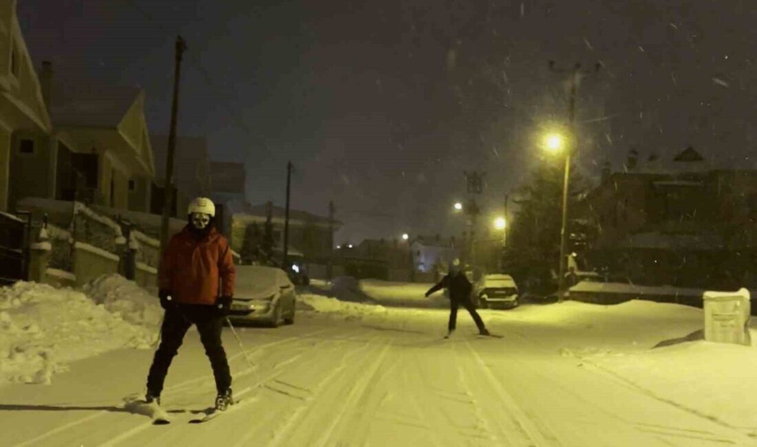 Erzurum’daki kar yağışı gençlere kayak keyfi yaşatıyor Erzurum'da yoğun kar yağışı, cadde ve sokakları kayak alanlarına dönüştürdü.