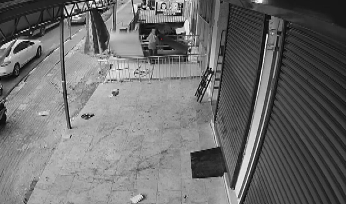 Hatay’da fırtına nedeniyle devrilen rafın altında kalmaktan son anda kurtulan çocuk o anları kameraya yansıttı. Hatay'ın Altınözü ilçesinde meydana gelen fırtına, bir iş yerinin önündeki