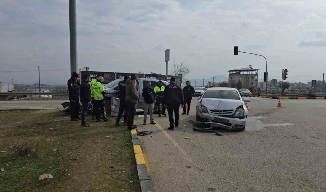 İslahiye’de Trafik Işıkları Çalışmadı, İki Sürücü Kaza Sonucu Yaralandı Gaziantep'in İslahiye ilçesinde, trafik ışıklarının kapalı olduğu bir kavşakta Ahmet