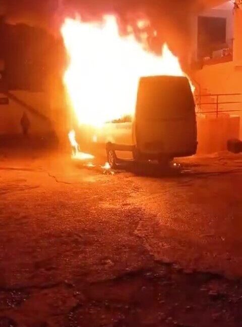 Hatay’da Bir Minibüs Park Halindeyken Alev Aldı, Kullanılamaz Hale Geldi Hatay’ın Arsuz ilçesinde park halindeki bir minibüs bilinmeyen bir sebepten