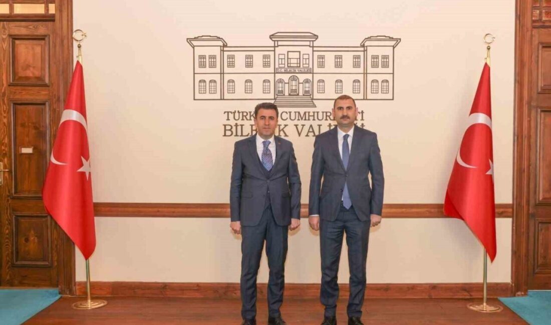 Bilecik Gençlik ve Spor İl Müdürü Yasin Özdemir, Vali Şefik Aygöl’e veda etti Bilecik Valisi Şefik Aygöl, Gençlik ve Spor İl Müdürü Yasin