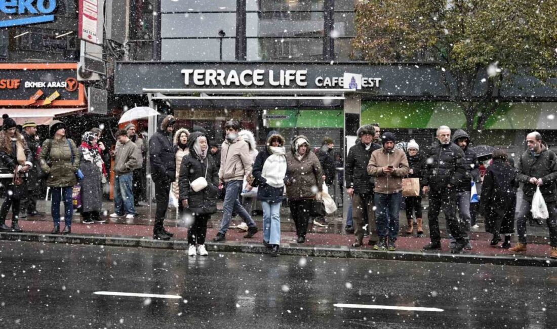 İstanbul’da Kar Yağışı Üçüncü Günde de Devam Ediyor, Güneşli Hava Geliyor İstanbul'da üç gündür devam eden kar yağışı, yüksek kesimlerde gece