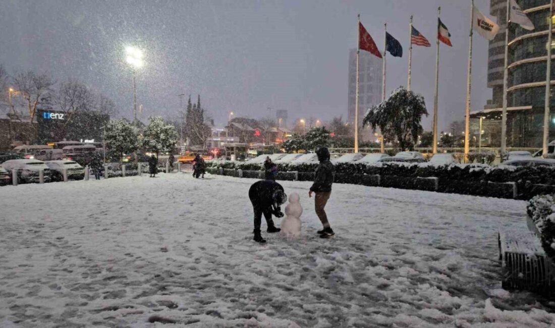 İstanbul’da etkili kar yağışı sürücülere zor anlar yaşatırken, vatandaşlar kardan adam yapmanın tadını çıkardı. İstanbul'da akşam saatlerinde artan kar yağışı, şehirde hem eğlenceli anlar