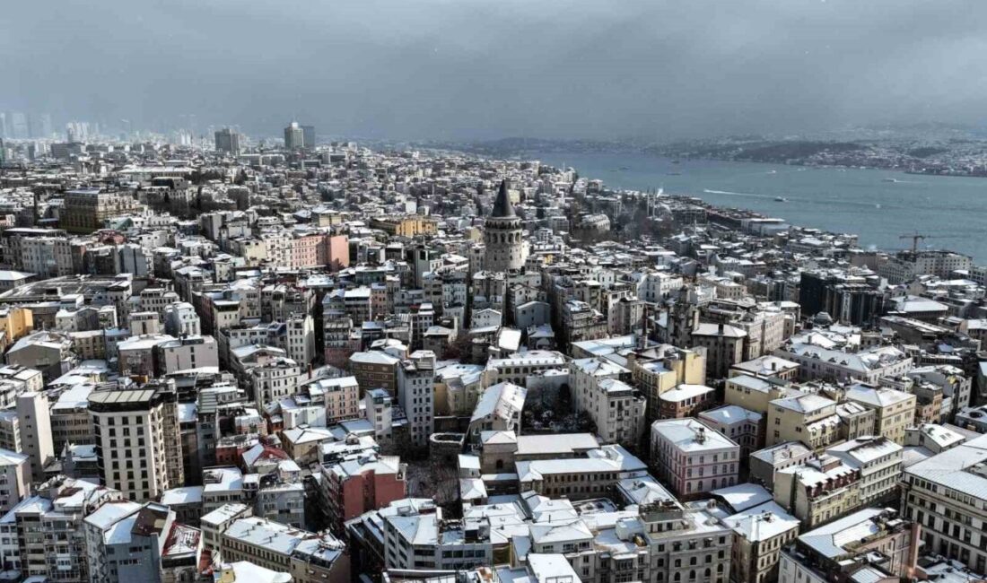 İstanbul’daki kar yağışı, tarihi yapıları beyaz örtüyle süsleyerek muhteşem manzaralar oluşturdu. İstanbul'da etkili olan kar yağışı, Galata Kulesi ile birlikte Fatih'teki