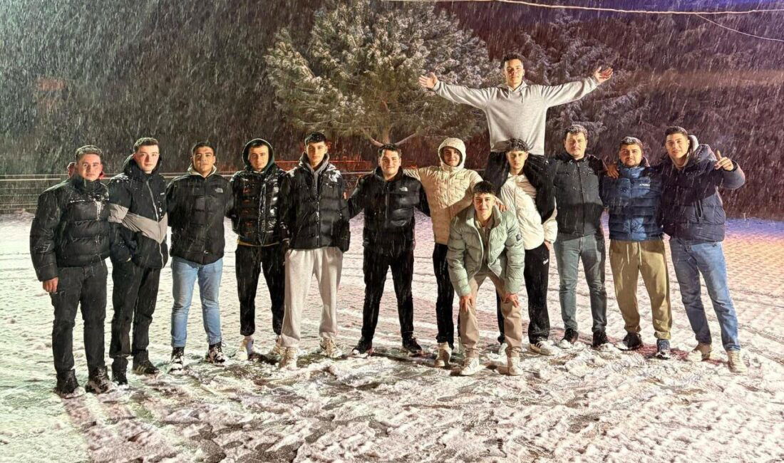 Pamukova’da Gençler, Kar Yağışını Çiftetelli Oynayarak Eğlenceli Hale Getirdi Sakarya'nın Pamukova ilçesinde gençler, kar yağışını gece saatlerinde çiftetelli oynayarak