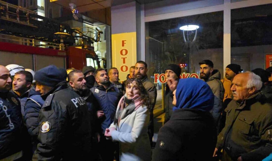 Karakoçan Belediyesi’ndeki afişler Valilik tarafından kaldırıldı Elazığ’ın Karakoçan ilçesinde, DEM Partisi’nin asılan "Seçimle geldik, kayyımla gitmeyiz"