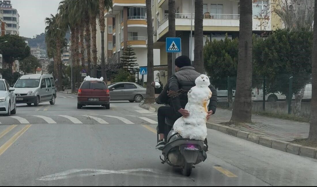 Mersin’de Kardan Adam Taşıyan Motosikletli Arkadaşların Eğlenceli Anları Kameraya Yansıdı Mersin'in Anamur ilçesinde yağan kar, vatandaşların ilgisini çekti. Fahri Görgülü