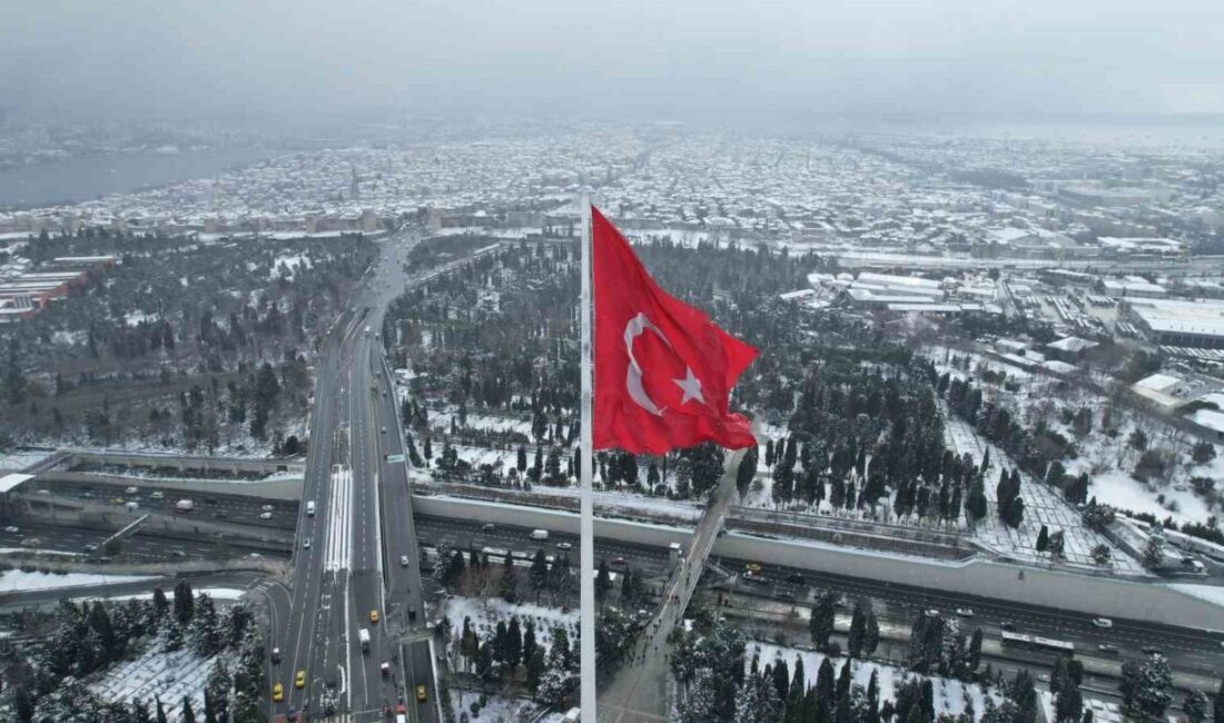 Edirnekapı Şehitliği Karla Kaplandı, Dev Türk Bayrağı Hava Görüntülerinde Dalgalandı İstanbul'daki yoğun kar yağışı, Edirnekapı Şehitliği'ni beyaz örtüyle kaplarken, dev