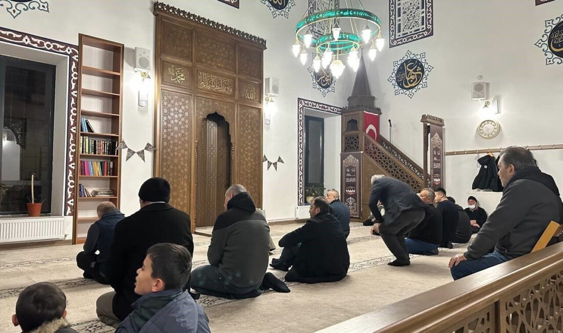 Kayseri’de Ramazan Ayı’nın İlk Teravih Namazı Coşkuyla Kılındı Ramazan ayının başlangıcı, Kayseri'de coşkuyla karşılandı. Şehir halkı, kadın, erkek,