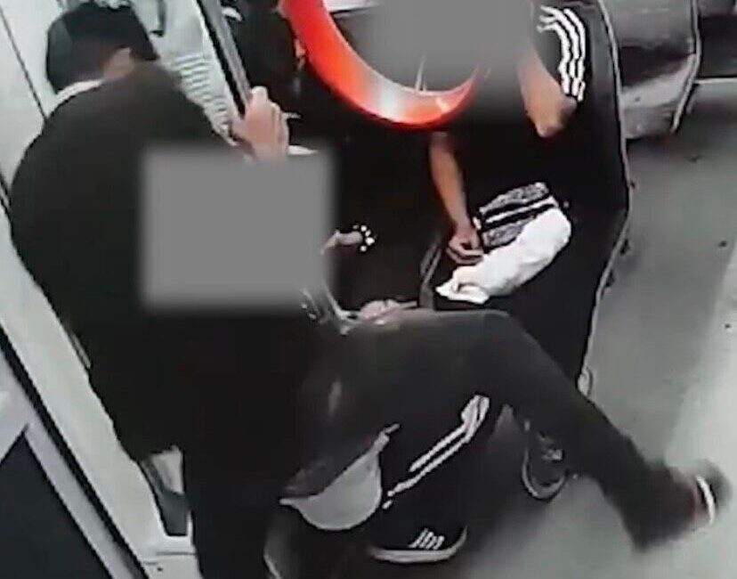 Kayseri’de Tramvayda Vandalizm Yapan İki Çocuk Yakalandı; Biri 39 Suç Kaydıyla Dikkat Çekti Kayseri’de tramvayda vandalizm yapan 13 yaşındaki A.D. ve 11 yaşındaki