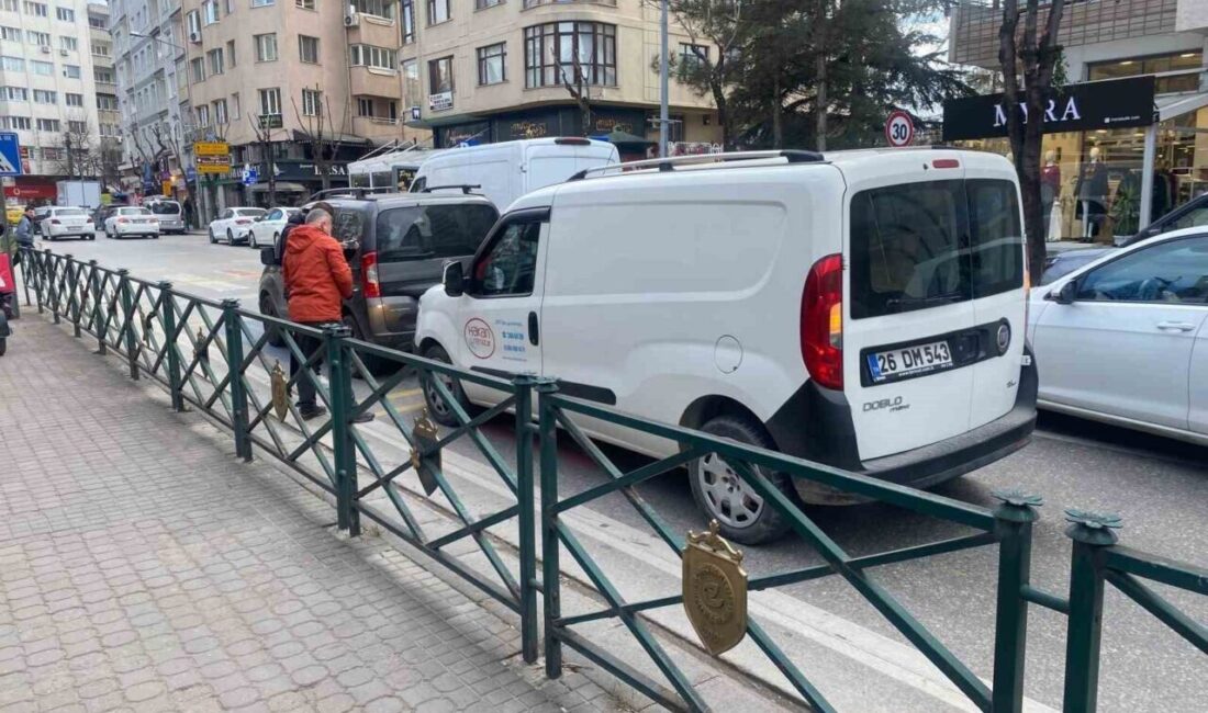 Eskişehir’de Küçük Trafik Kazası Sonrası Sürücülerden Örnek Davranış Eskişehir Kızılcıklı Mahmut Pehlivan Caddesi'nde bir trafik kazası meydana geldi.